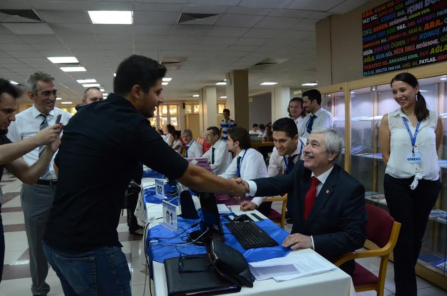 Yeni Rektör Hoşcoşkun Öğrencilerin Kayıtlarını Aldı
