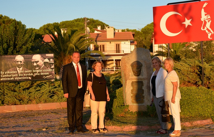 Makedonyalı Atatürkçülerden Dikili’ye Çıkartma