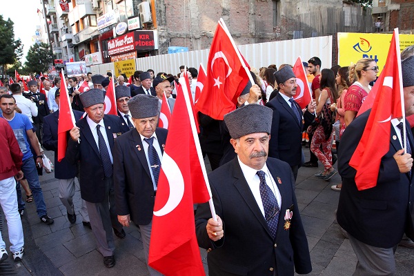 Karşıyaka'da 'Zafer ve Demokrasi' Yürüyüşü