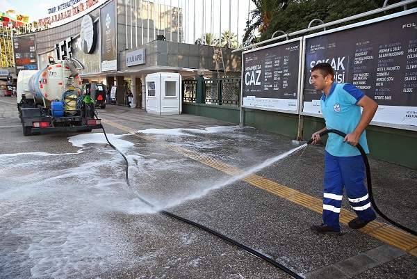 KONAK BELEDİYESİNDEN FUAR TEMİZLİĞİ