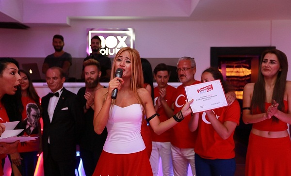 Ünlüler Bursa'da Demokrasi için Podyumda Yürüdü