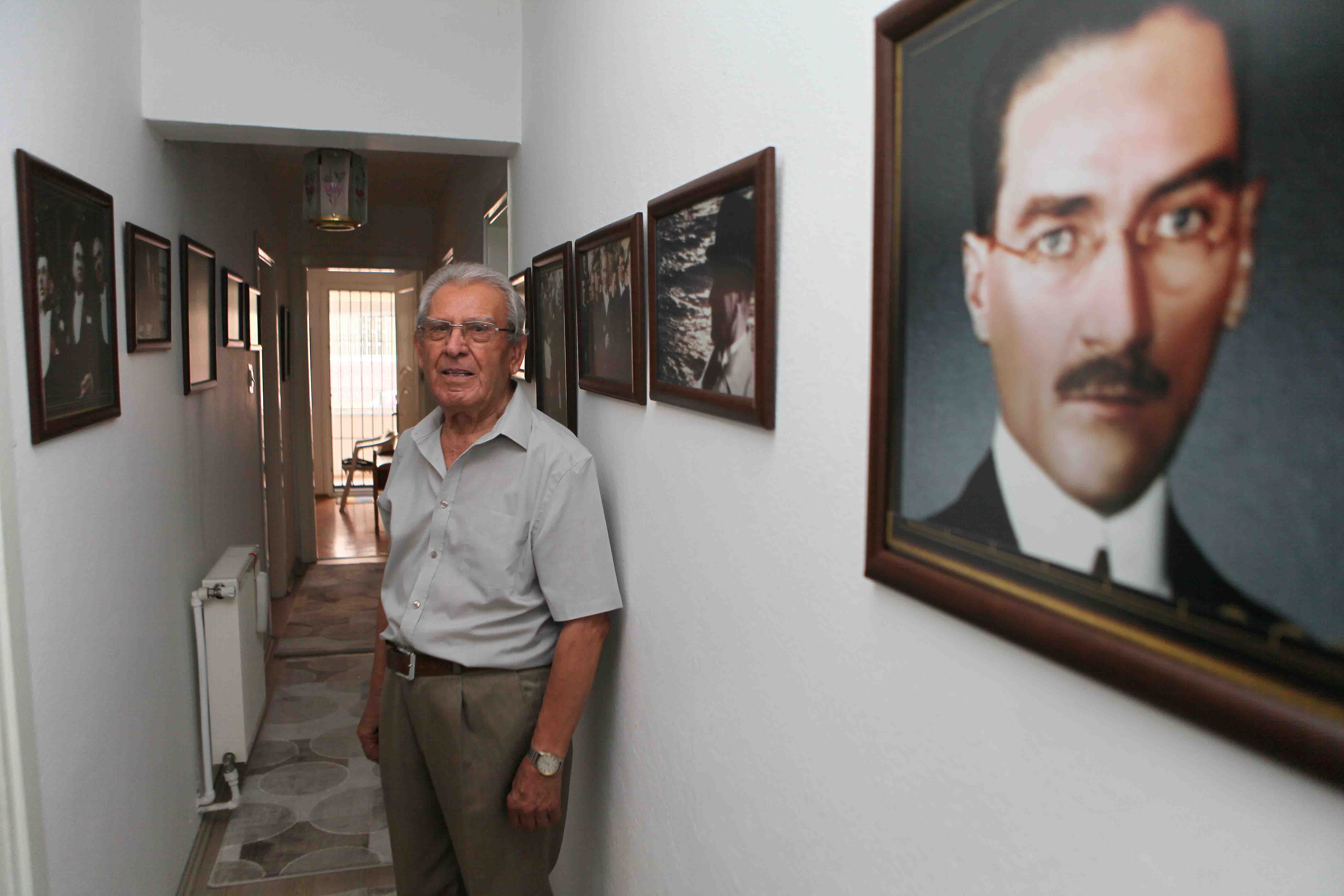 Ata’nın fotoğraflarını Bayraklı’ya bağışladı