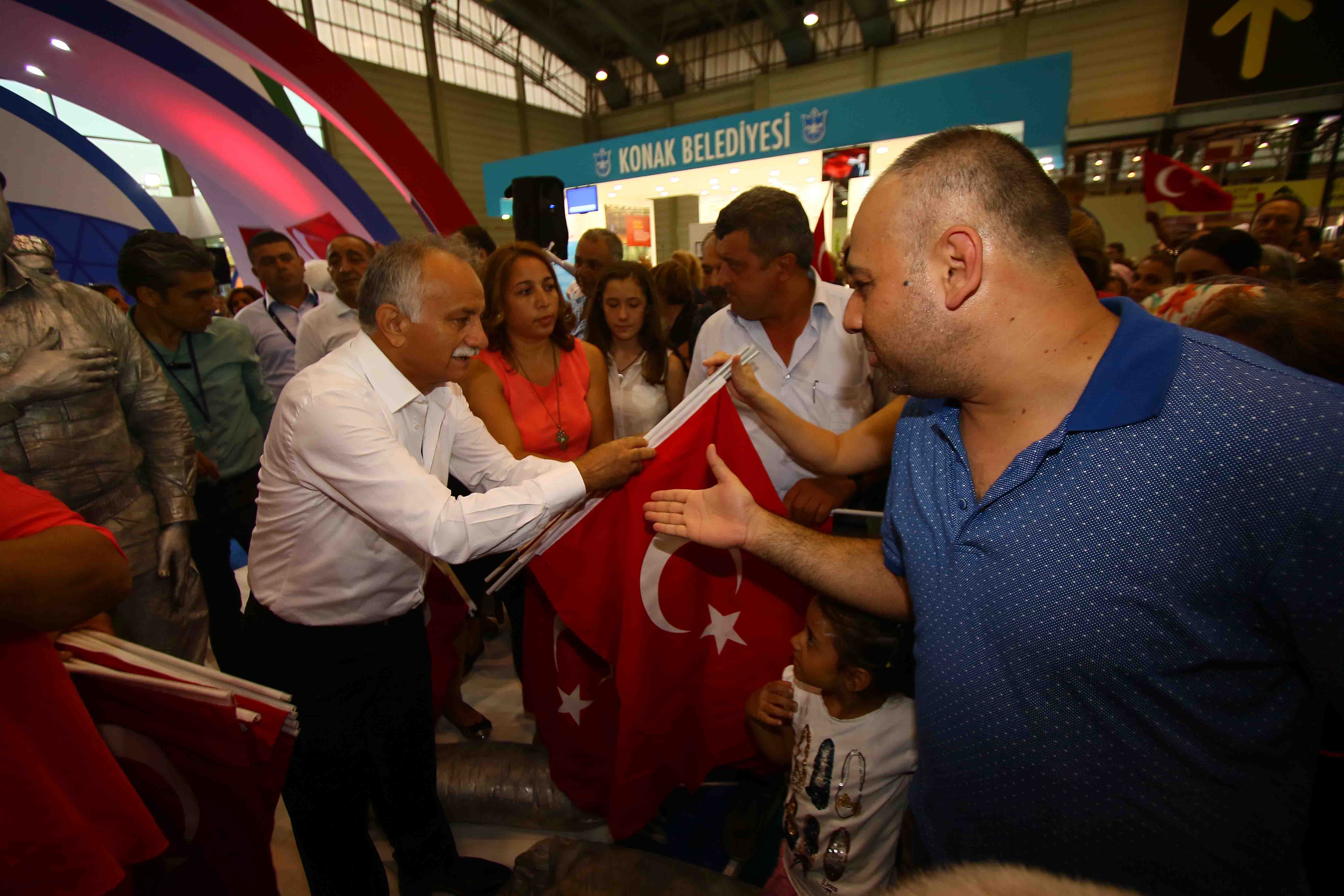 Bayraklı standında “zafer” coşkusu