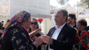 İduğ, Nevruz Bayramı'nda karanfil dağıttı