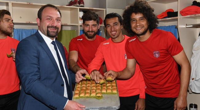 BAŞKAN GÜMRÜKÇÜ'DEN FUTBOLCULARA MORAL