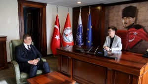 Başkan Tugay makamını çocuklarla paylaştı 