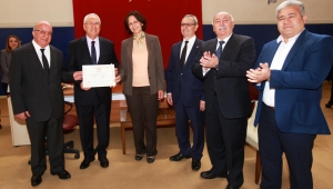 CHP, İzmir’de ilk mazbatasını aldı