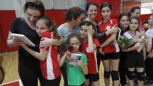 FİLENİN MİNİK SULTANLARI ANNELERİYLE VOLEYBOL OYNADI