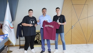 BAYRAKLILI ÖĞRENCİLER HARVARD’TA SUNUM YAPTI