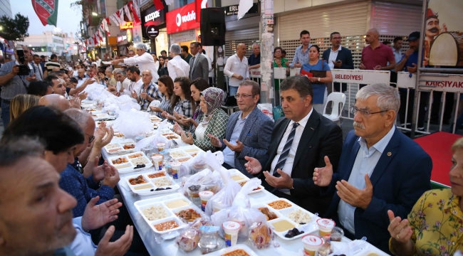 Karşıyaka Çarşı’da 6 bin kişilik iftar 