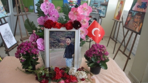 ŞEHİT HAKAN SAĞINÇ ANADOLU LİSESİ ULAŞ GÜNGÖR'ÜN YASINI TUTUYOR