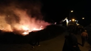 Ardahan'da çıkan yangında bir ahır ve komlar yandı