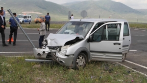 Ardahan'da otomobil ile hafif ticari araç çarpıştı: 8 yaralı