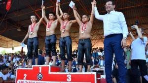 Kırkpınar yağlı güreşlerinde miniklerin madalyalarını İmamoğlu verdi.
