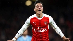 Mesut Özil'e Bıçaklı Saldırı