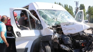 Özel harekat polislerini taşıyan servis kamyonetle çarpıştı: 5 yaralı