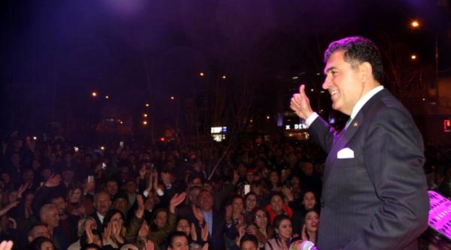 Sanatçı Başkan Demir, aldığı konser teklifini halkın onayına bırakarak anket çalışması başlattı