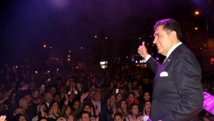 Sanatçı Başkan Demir, aldığı konser teklifini halkın onayına bırakarak anket çalışması başlattı