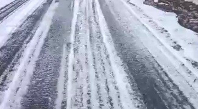 Ardahan'da Dolu yağışı karayolunu beyaza bürüdü