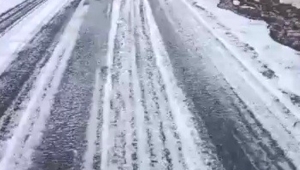 Ardahan'da Dolu yağışı karayolunu beyaza bürüdü