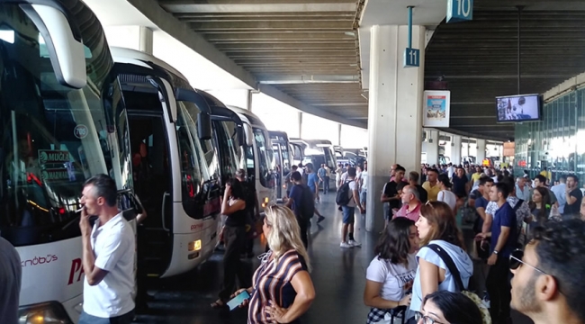 İzmir Otogarında bayram yoğunluğu