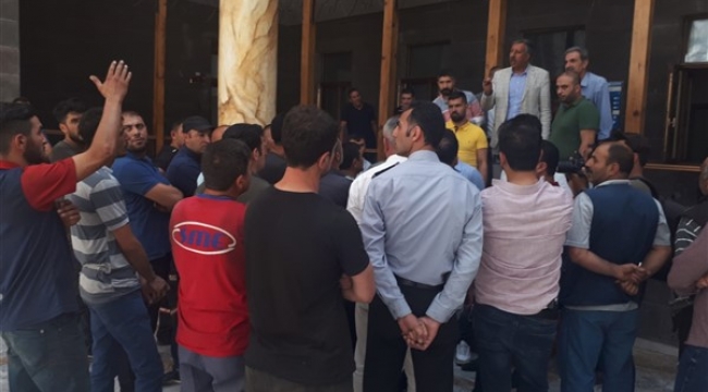 Kars belediyesi iş yeri mühürledi arbede çıktı
