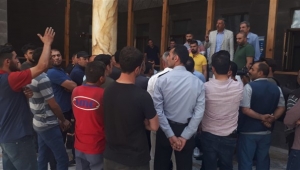 Kars belediyesi iş yeri mühürledi arbede çıktı