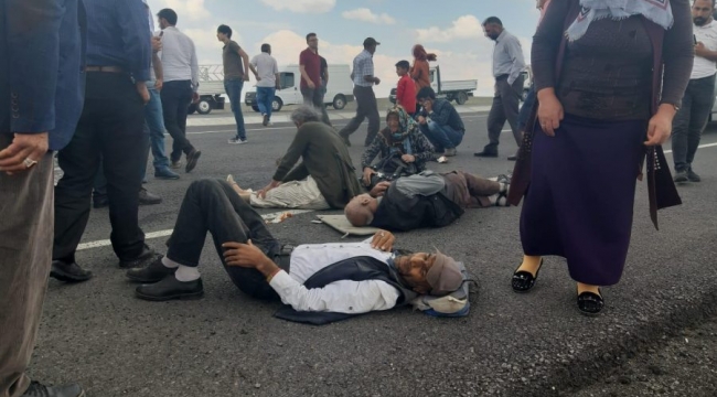 KARS'ta, diyaliz hastalarının taşındığı minibüs, şiddetli rüzgar nedeniyle devrilirken, 6 kişi yaralandı.