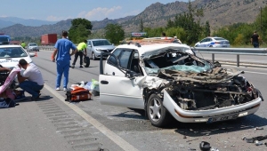 Araç kağıt gibi ezildi Korkunç kaza 4 yaralı