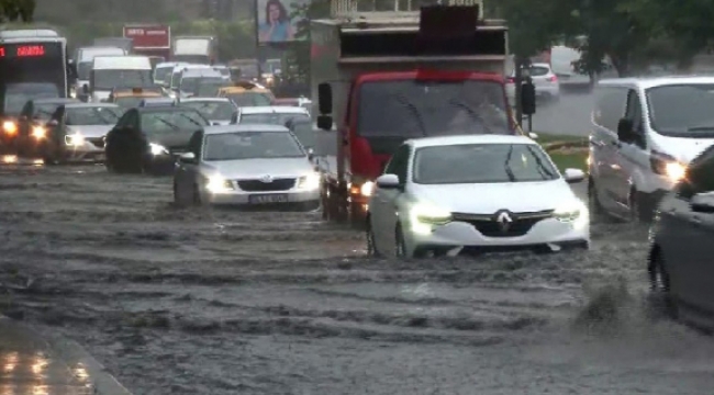 Sağanak yağışla yollarda su birikintileri oluştu araçlar mahsur kaldı