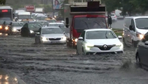 Sağanak yağışla yollarda su birikintileri oluştu araçlar mahsur kaldı