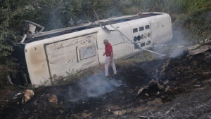 Servis otobüsü tarlaya uçtu: 47 kişi yaralandı!