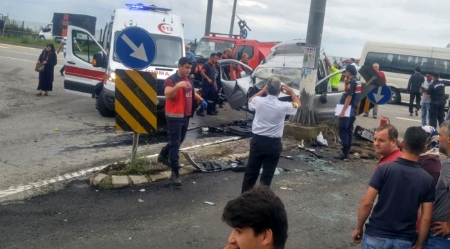 Trafik kazası beton direğe çarptı 3 ölü, 1 yaralı