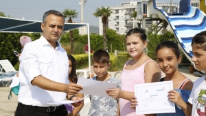 Yüzme öğrenen öğrenciler sertifikalarını aldı