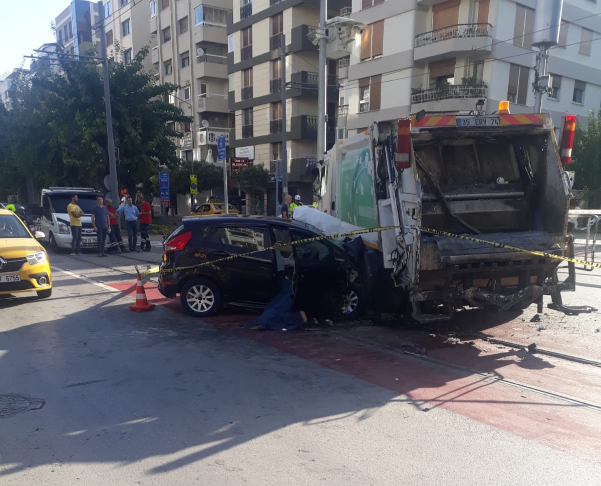 Alsancak'ta feci kaza taksi çöp arabasına çarptı 2 ölü