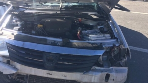 TIR otomobile çarptı: 2 yaralı