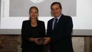 Başkan Batur'dan meslektaşlarına plaket
