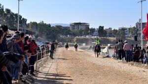 Bornova'da Rahvan atlar Cumhuriyet için koştu