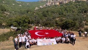Buca’nın gençlerinden İzmir’in dağlarında cumhuriyet yürüyüşü 
