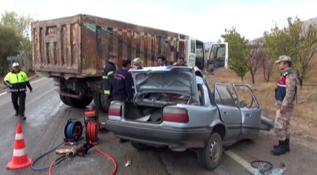  Hafriyat kamyonu otomobille çarpıştı: 1 ölü