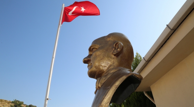 Tahrip edilen Atatürk büstünü Gaziemir Belediyesi yeniledi