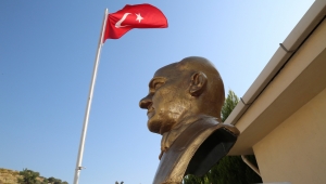 Tahrip edilen Atatürk büstünü Gaziemir Belediyesi yeniledi