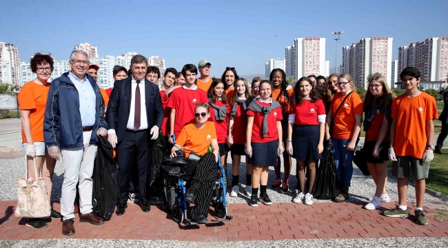 Türk ve Hollandalı öğrencilerden çevre temizliği