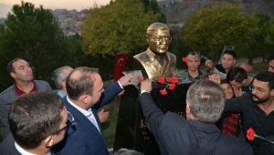 Aşık Mahzuni Şerif’in büstü Çiğli'de açıldı