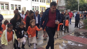 Başkan Sandal, öğrencilerle ağaç dikti