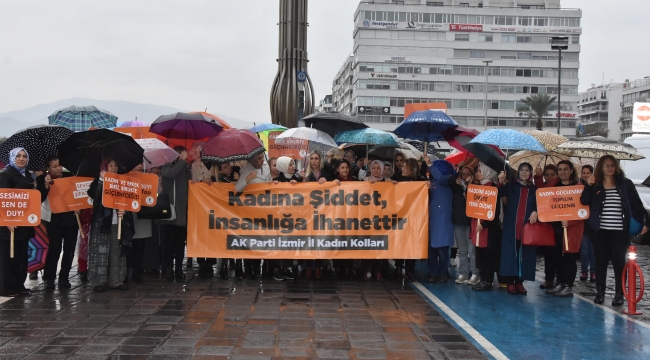 İzmir'de AK Partili kadınlardan pankartlı yürüyüş