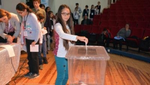 İzmir yeni çocuk yöneticilerini seçti