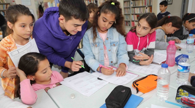 Liseli öğrenciler Bayraklı'da matematik öğretiyor