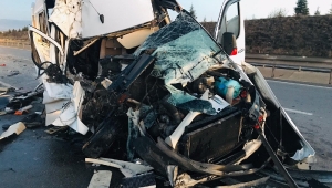  Minibüs TIR’la çarpıştı: 17 yaralı