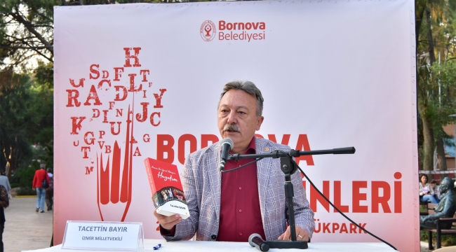 Tacettin Bayır kitabını Bornova'da imzaladı